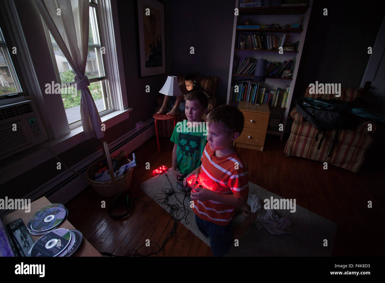 Drei junge Brüder spielen Videospiele im Kinderzimmer s Stockfoto