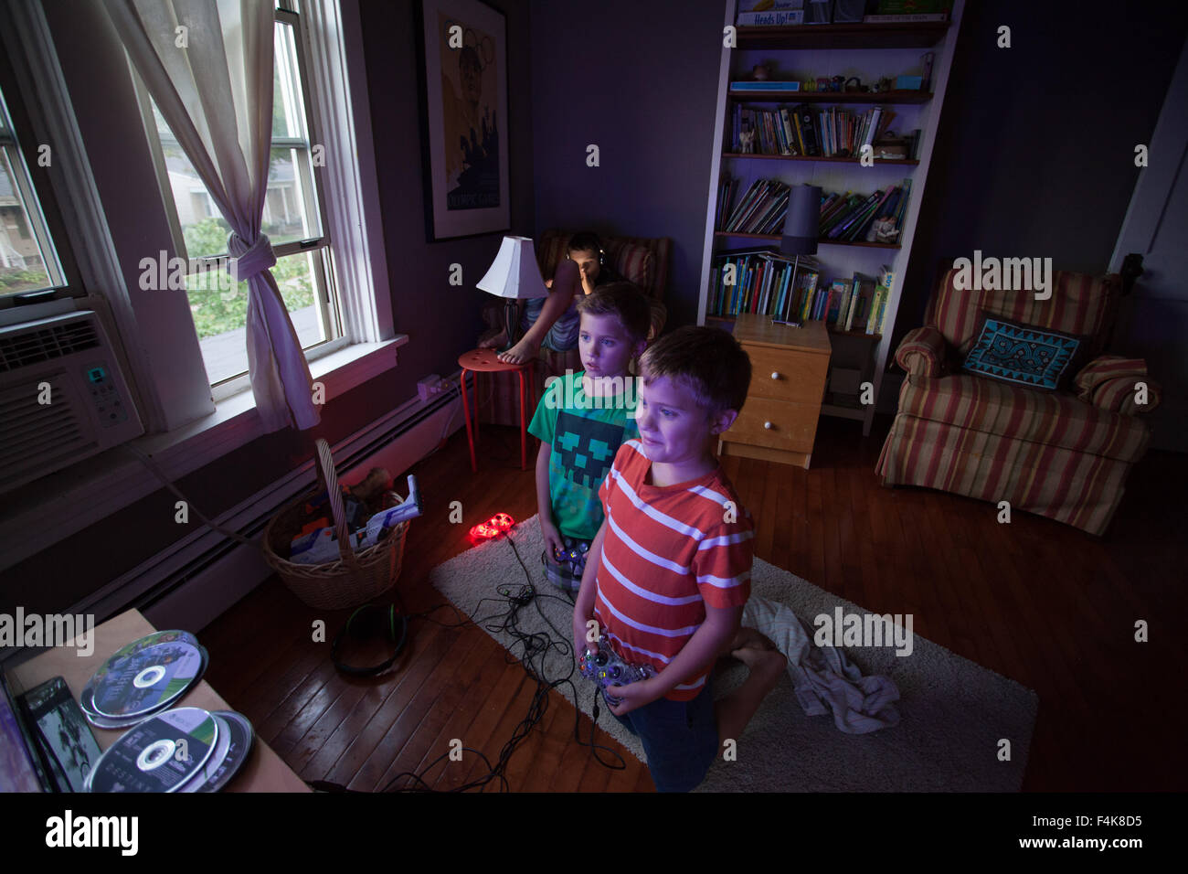 Drei junge Brüder spielen Videospiele im Kinderzimmer s Stockfoto