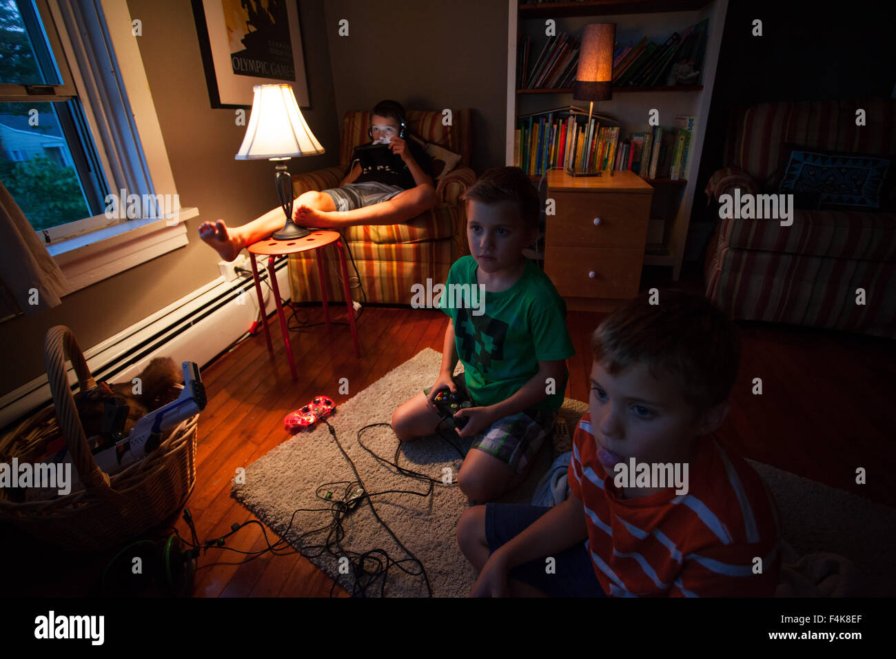 Drei junge Brüder spielen Videospiele im Kinderzimmer s Stockfoto
