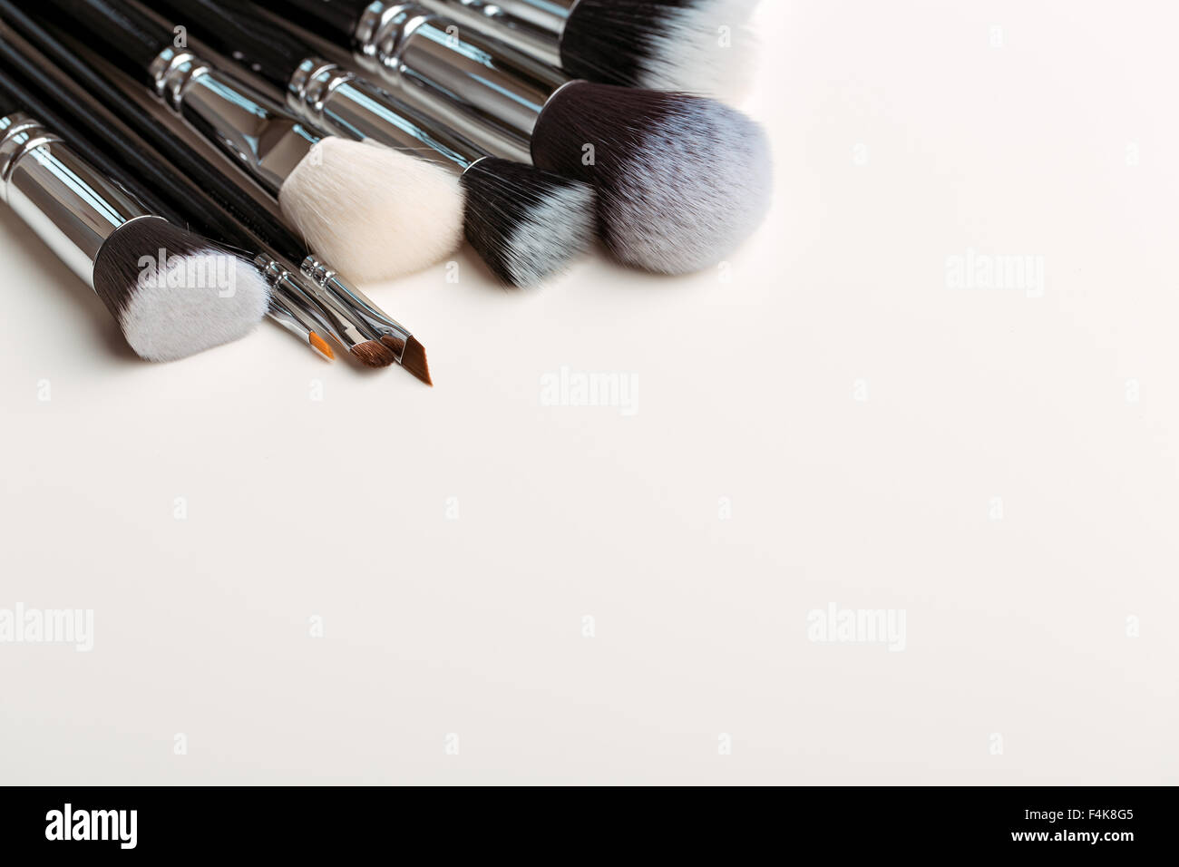 Make-up Pinsel-Set, auf weißem Hintergrund Stockfoto