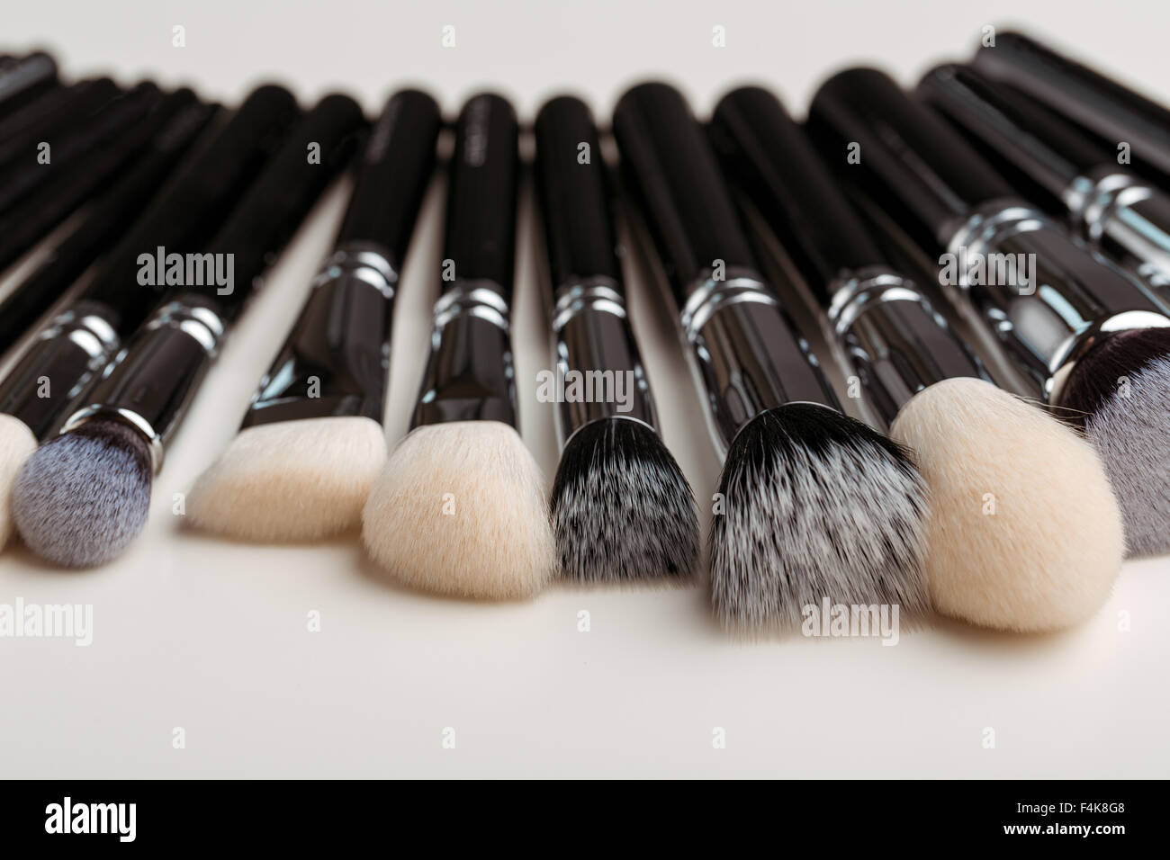 Make-up Pinsel-Set, auf weißem Hintergrund Stockfoto