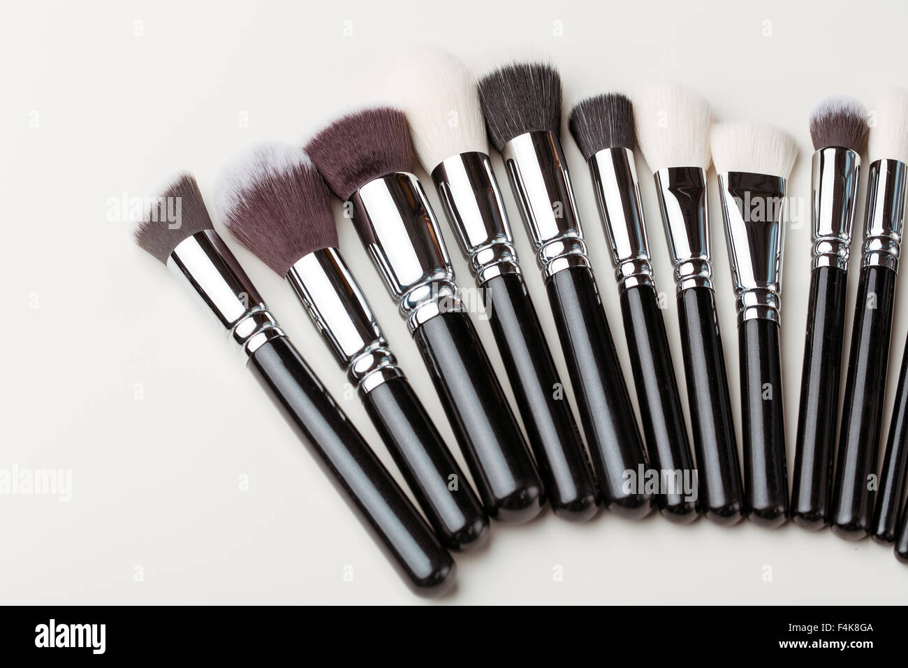 Make-up Pinsel-Set, auf weißem Hintergrund Stockfoto