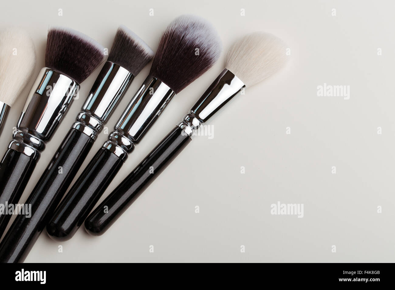 Make-up Pinsel-Set, auf weißem Hintergrund Stockfoto