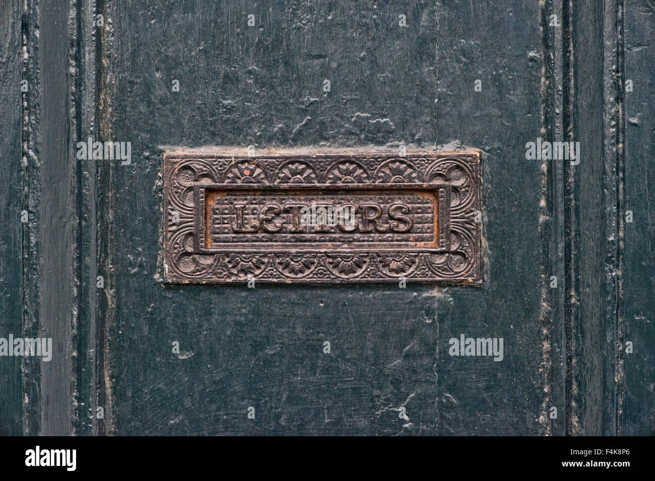 Viktorianische Gusseisen Briefkasten Klappe inmitten eines alten georgischen Haustür in London Stockfoto