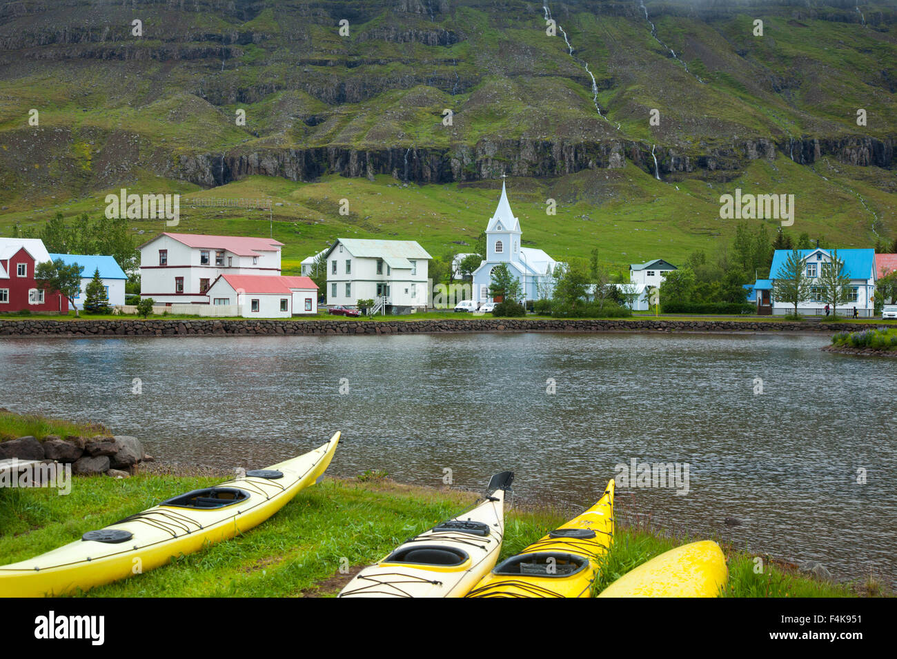 Meer Kajaks auf dem Ufer Seydisfjordur, Seydisfjordur Dorf Austurland, Island. Stockfoto