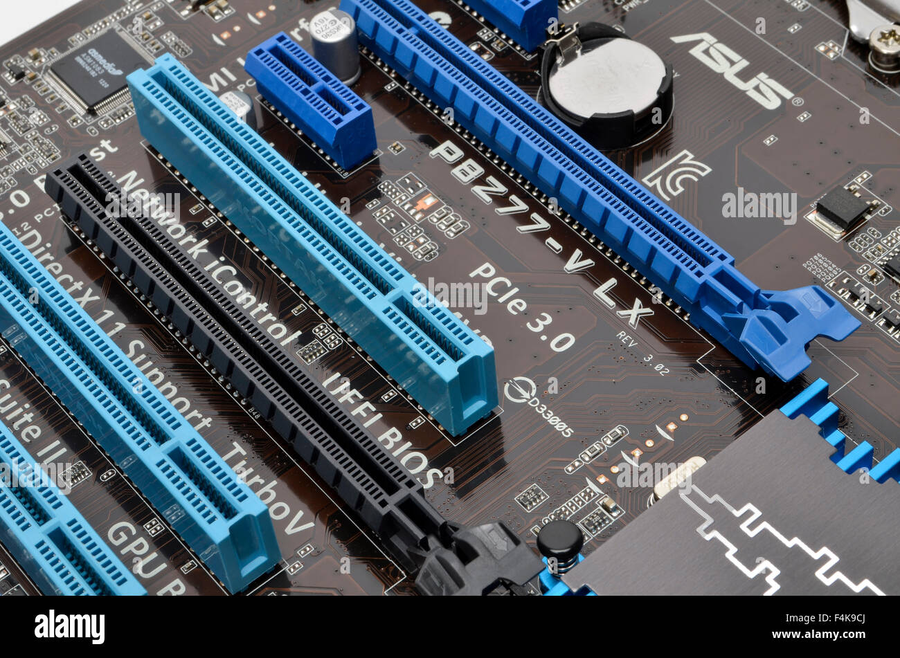 PCI Express Erweiterung und Grafik-Slots auf ein ASUS Mainboard. Stockfoto