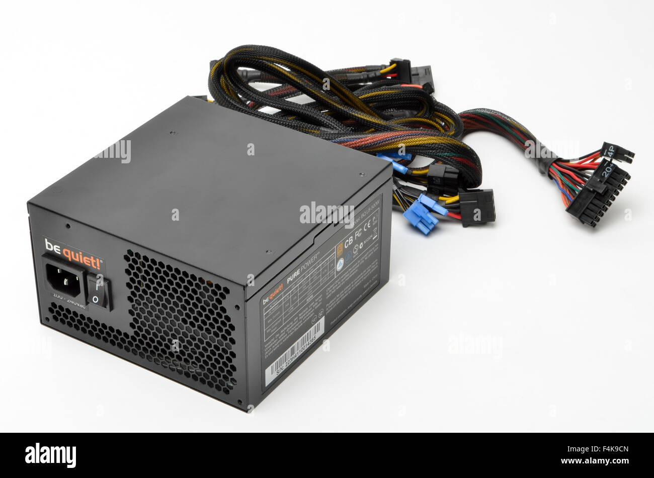 Werden Sie ruhige 550 Watt Computer Netzteil Netzteil und anschließen Sie Netzkabel. Stockfoto