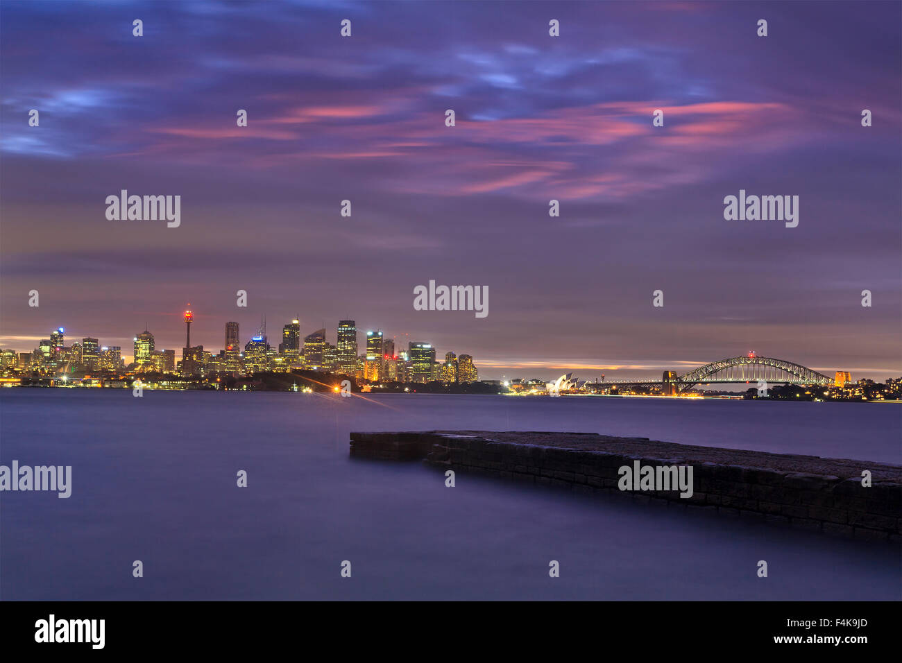 Australischen Großstadt Sydney Stadtbild nach Sonnenuntergang bei bedecktem Wetter. Beleuchtete CBD Wahrzeichen erschossen Hafen Stockfoto