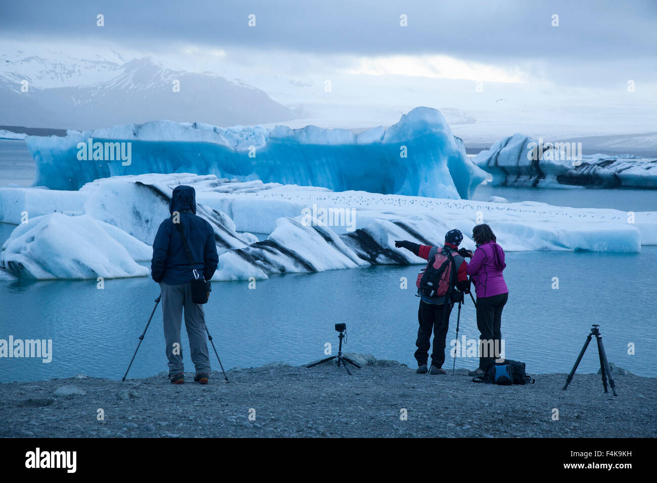 Fotografen am Ufer des Gletscherlagune Jokulsarlon, Vatnajökull National Park, Sudhurland, Island. Stockfoto