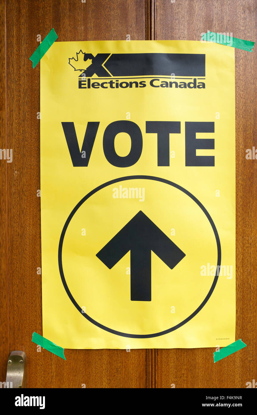 Ein Zeichen der Wahlen Kanada mit Klebeband an der Tür von der Vancouver Granville Reiten Wahllokal in Vancouver, British Columbia, während der Bundestagswahl 2015 Stockfoto