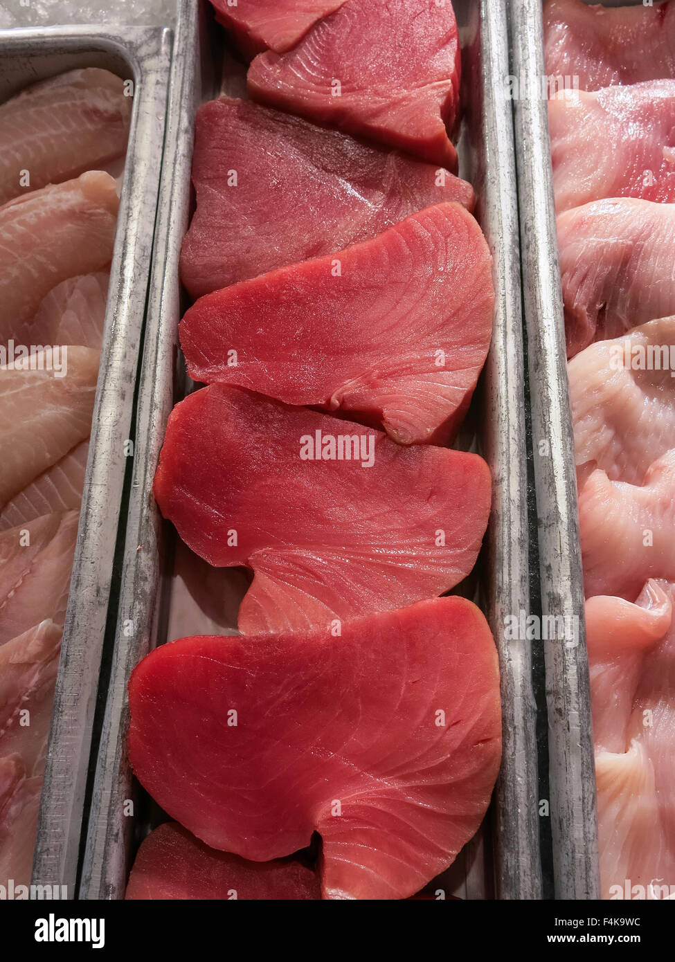 Sushi-Grade rohen Thunfisch Steaks, Retail Fisch Markt Display, USA Stockfoto