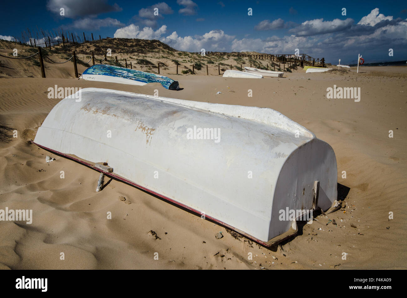 Boot am Strand in Guardamar, eine Gemeinde in der Provinz Alicante, an der Mündung des Flusses Segura auf das Mittelmeer Stockfoto