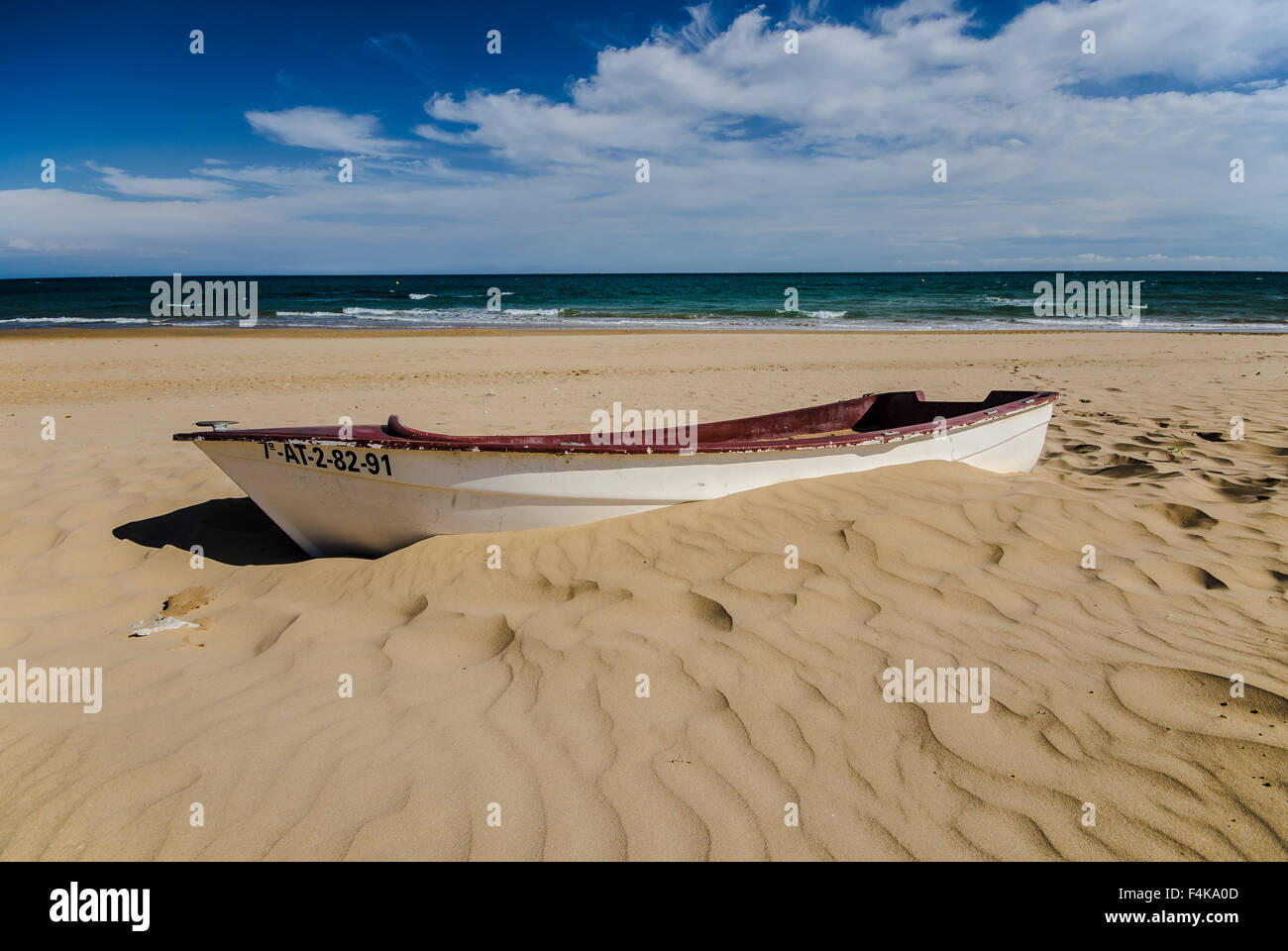 Boot am Strand in Guardamar, eine Gemeinde in der Provinz Alicante, an der Mündung des Flusses Segura auf das Mittelmeer Stockfoto
