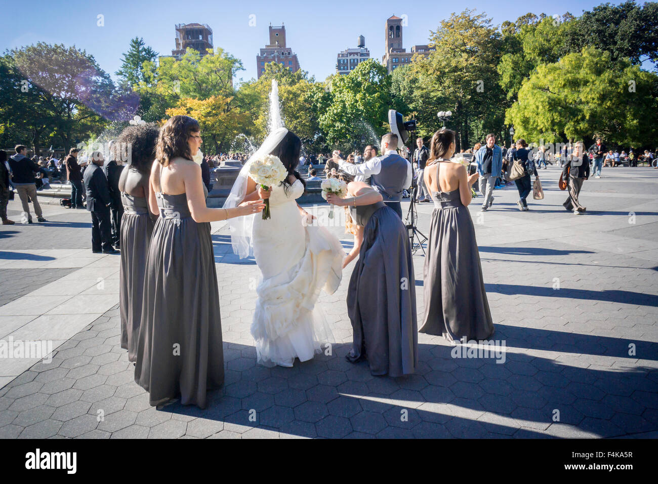 Eine Hochzeitsfeier bereitet im Washington Square Park in New York auf Samstag, 10. Oktober 2015 fotografieren.  (© Richard B. Levine) Stockfoto