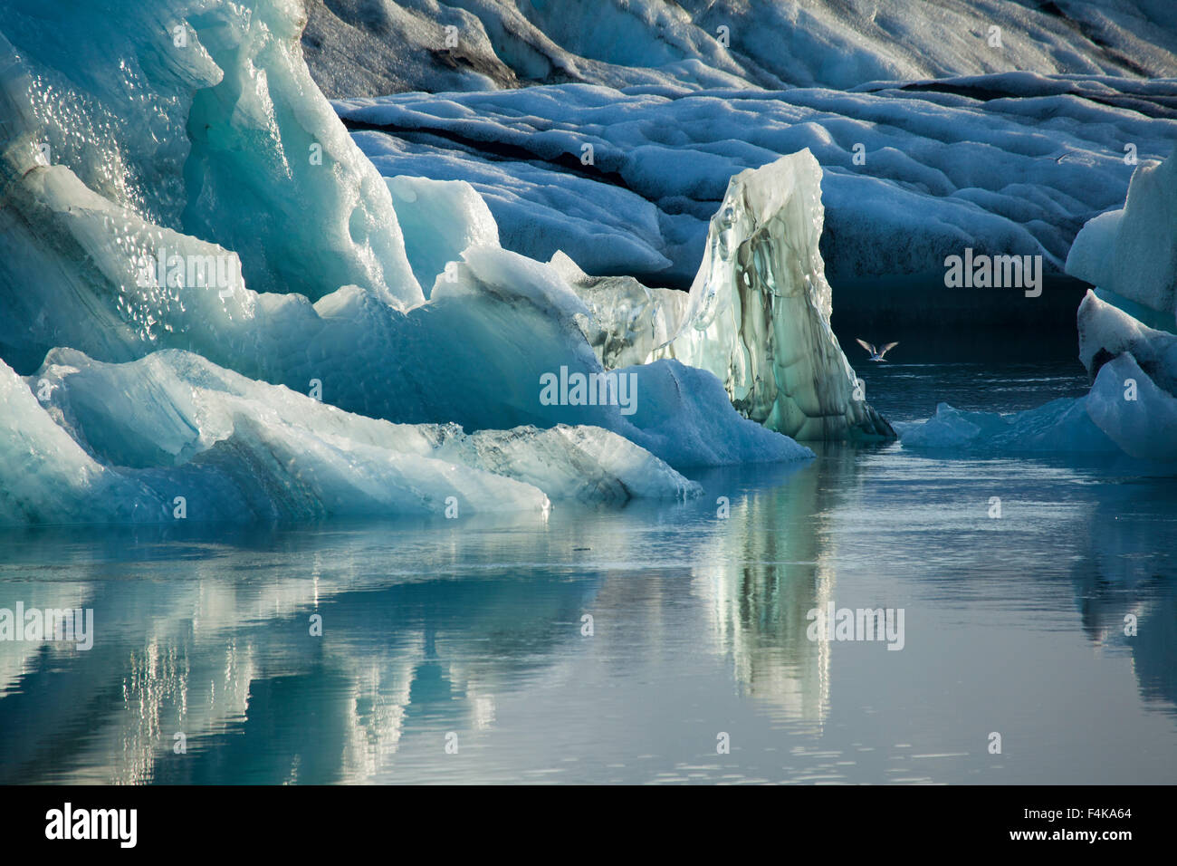 Natürliche Eisskulpturen in Gletscherlagune Jokulsarlon, Vatnajökull National Park, Sudhurland, Island. Stockfoto