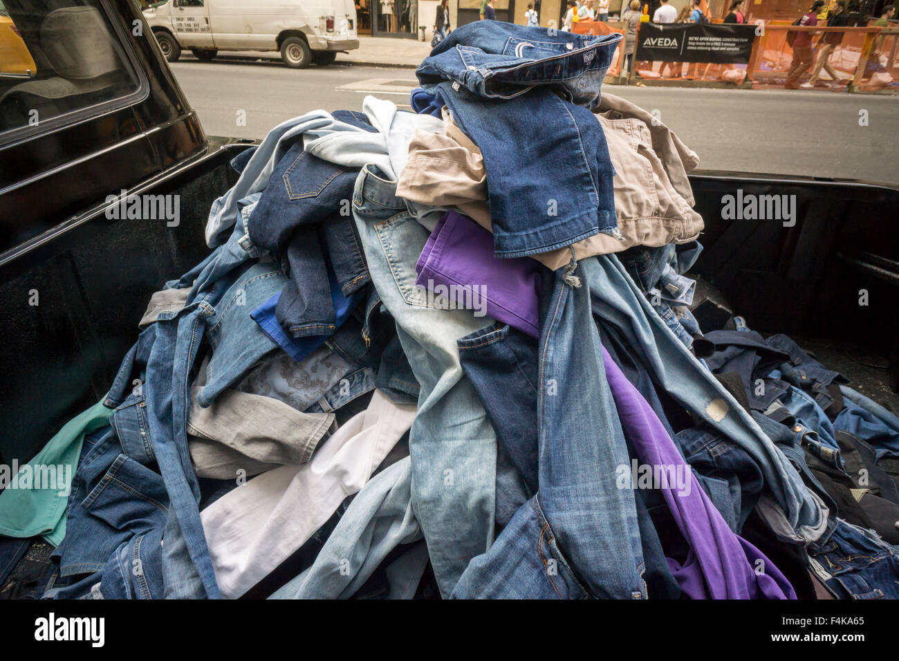 Ein Behälter von gespendeten Denim für recycling außerhalb einer Madewell Store in New York auf Freitag, 9. Oktober 2015. Madewell sammelt alte Jeans um recycelt und verwandelte sich in umweltfreundliche Isolierung bietet $20 Rabatt ein neues Paar Jeans. Madewell ist eine Marke von J.Crew. © Richard B. Levine) Stockfoto