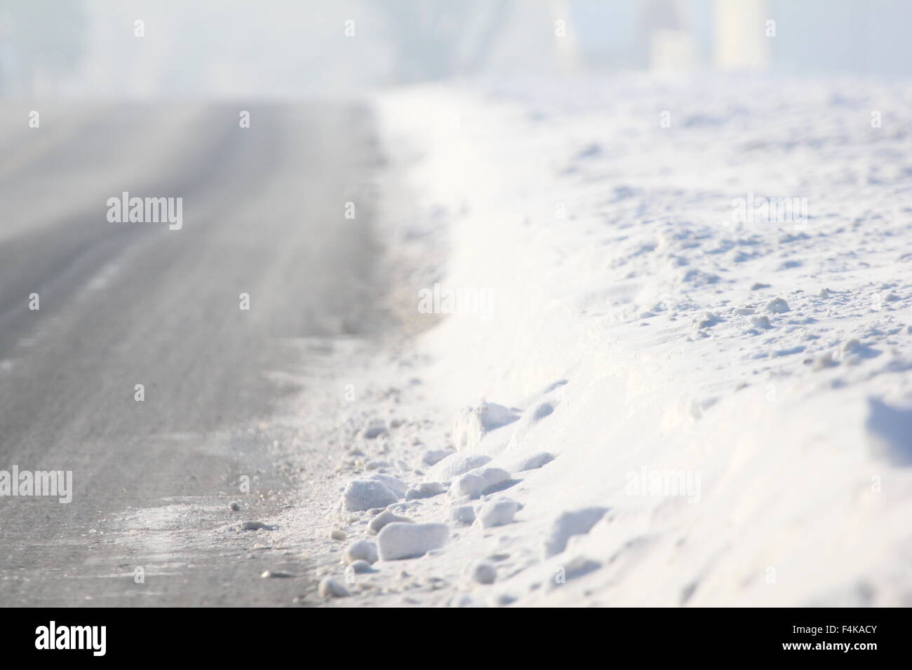 Rand einer verschneiten Landstraße. Stockfoto