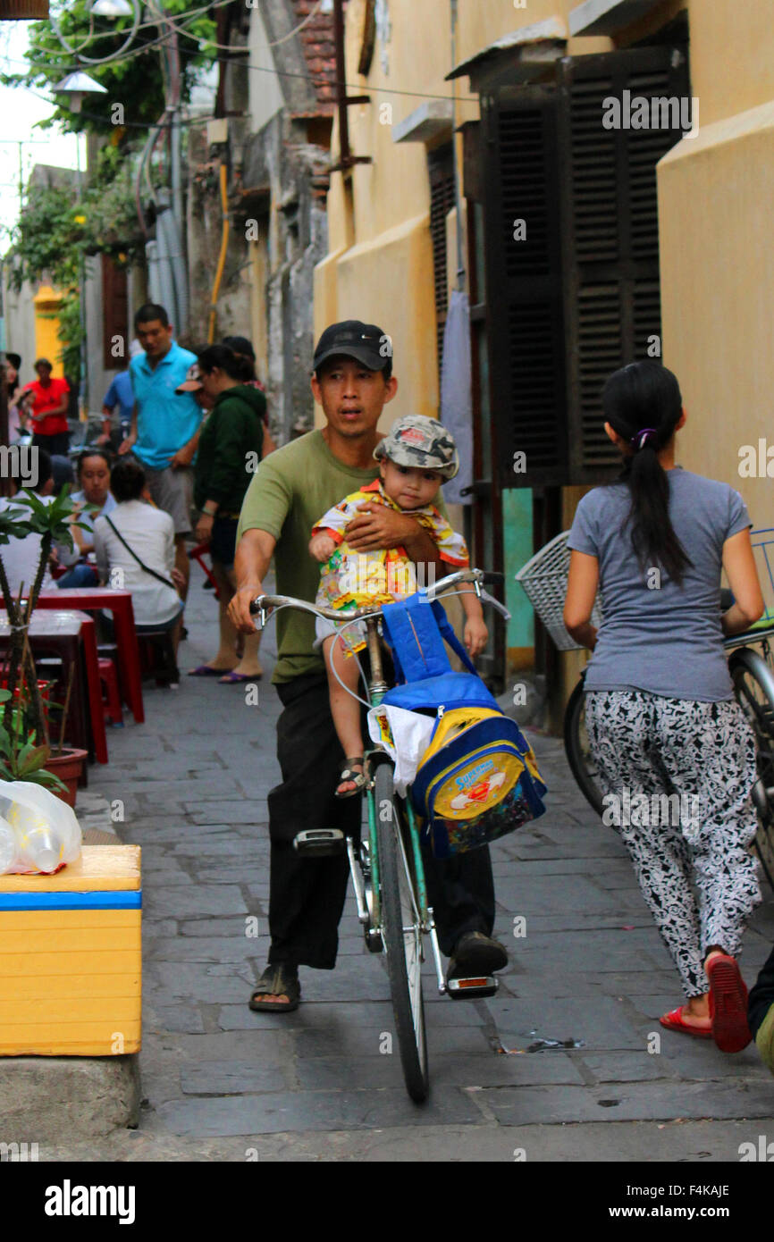 Mann Radfahren mit seinem Baby, Hoi an, Vietnam Stockfoto