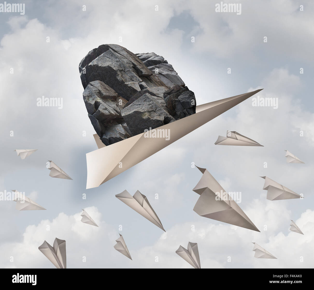Macht der Motivation Erfolg Geschäftskonzept als einem Papierflieger schleppen eine heavy-Rock mit einer Gruppe von Origami Flugzeuge als Versagen Stockfoto