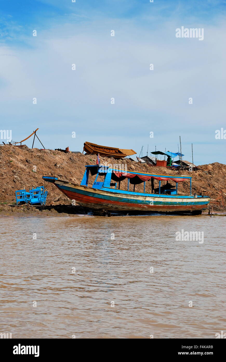 Kleines Fischerboot aus dem Wasser an den schwimmenden Dörfern am Tonle Sap Fluss, Kambodscha Stockfoto
