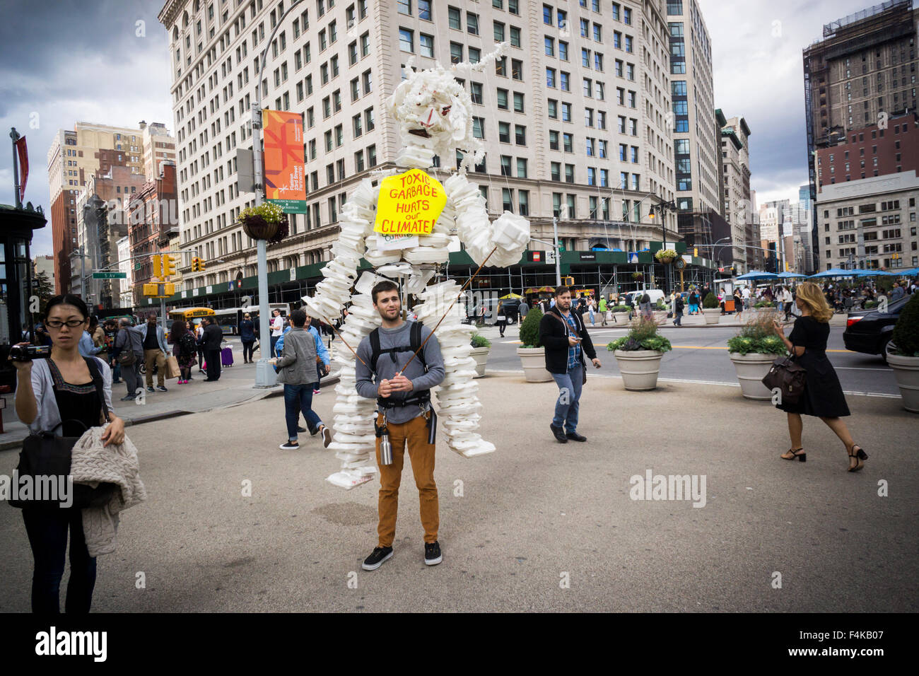 Engagieren Sie Klima-Befürworter, darunter ein Gentlemen mit einer nicht verwertbaren Styropor-Container-Marionette, Passant im Madison Square in New York am Donnerstag, den 15. Oktober 2o15. (© Richard B. Levine) Stockfoto