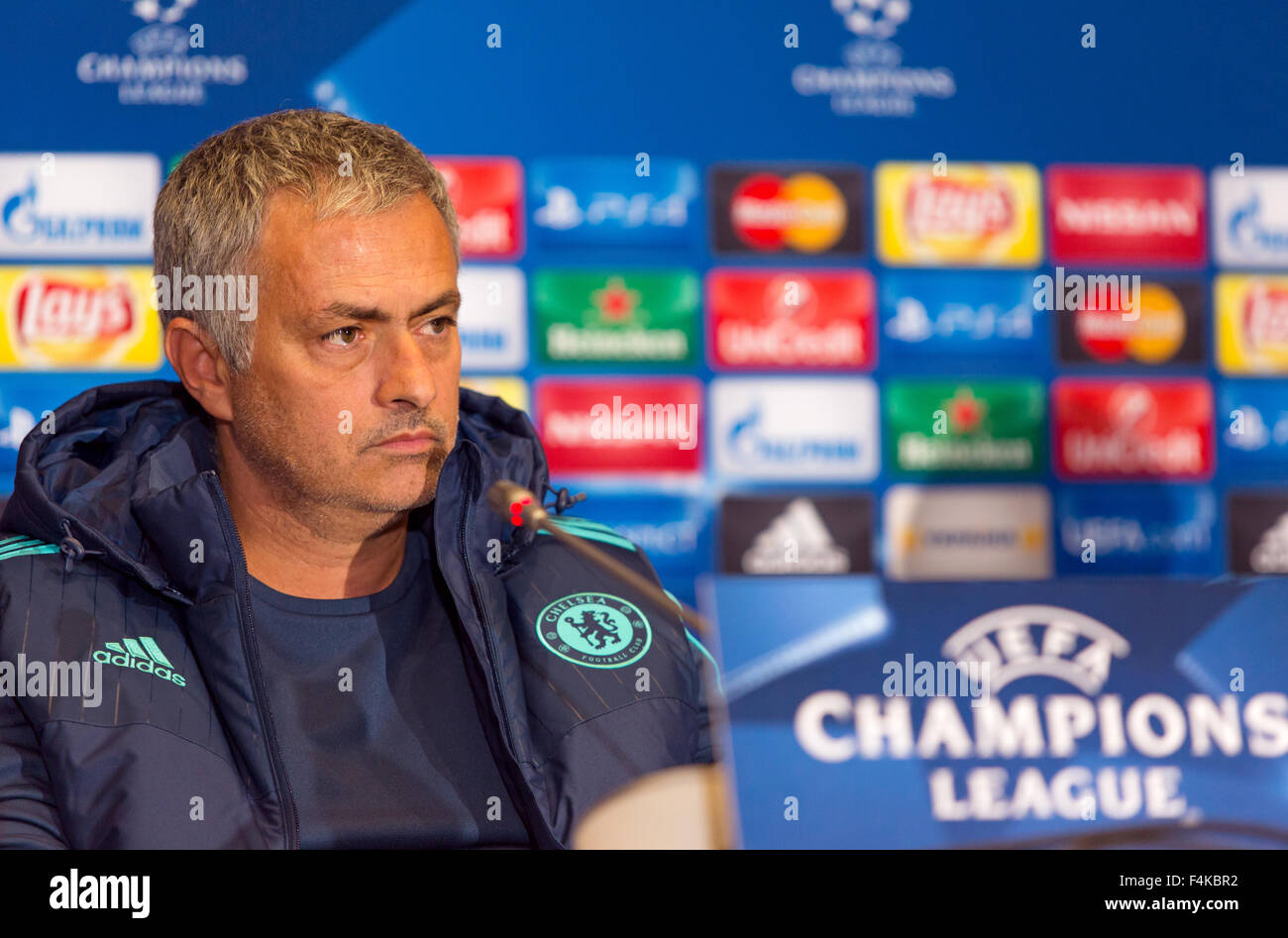 Kiew, UKRAINE - 19. Oktober 2015: FC Chelsea-Trainer Jose Mourinho besucht Pressekonferenz vor UEFA-Champions-League-Spiel gegen den FC Dynamo Kyiv NSK Olimpiyskyi Stadium Stockfoto