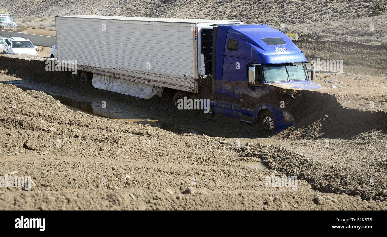 17. Oktober 2015 - Tehachapi, Kalifornien, USA - Sattelzügen, sind gefangen auf California Highway 58 östlich von Tehachapi, in bis zu 20 Fuß von Schlamm und Schmutz nach sintflutartigen Regenfällen Bereich pummeled und Treiber zur Flucht gezwungen. © Gen Blevins/ZUMA Draht/Alamy Live-Nachrichten Stockfoto