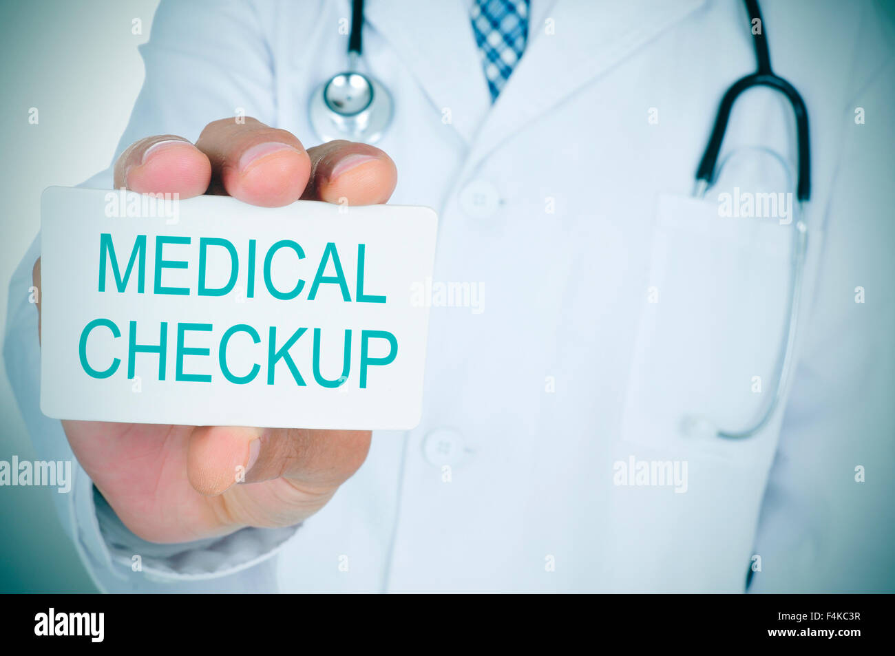 Nahaufnahme von einem jungen Arzt Mann zeigt ein Schild mit dem Text medizinischer Checkup geschrieben Stockfoto