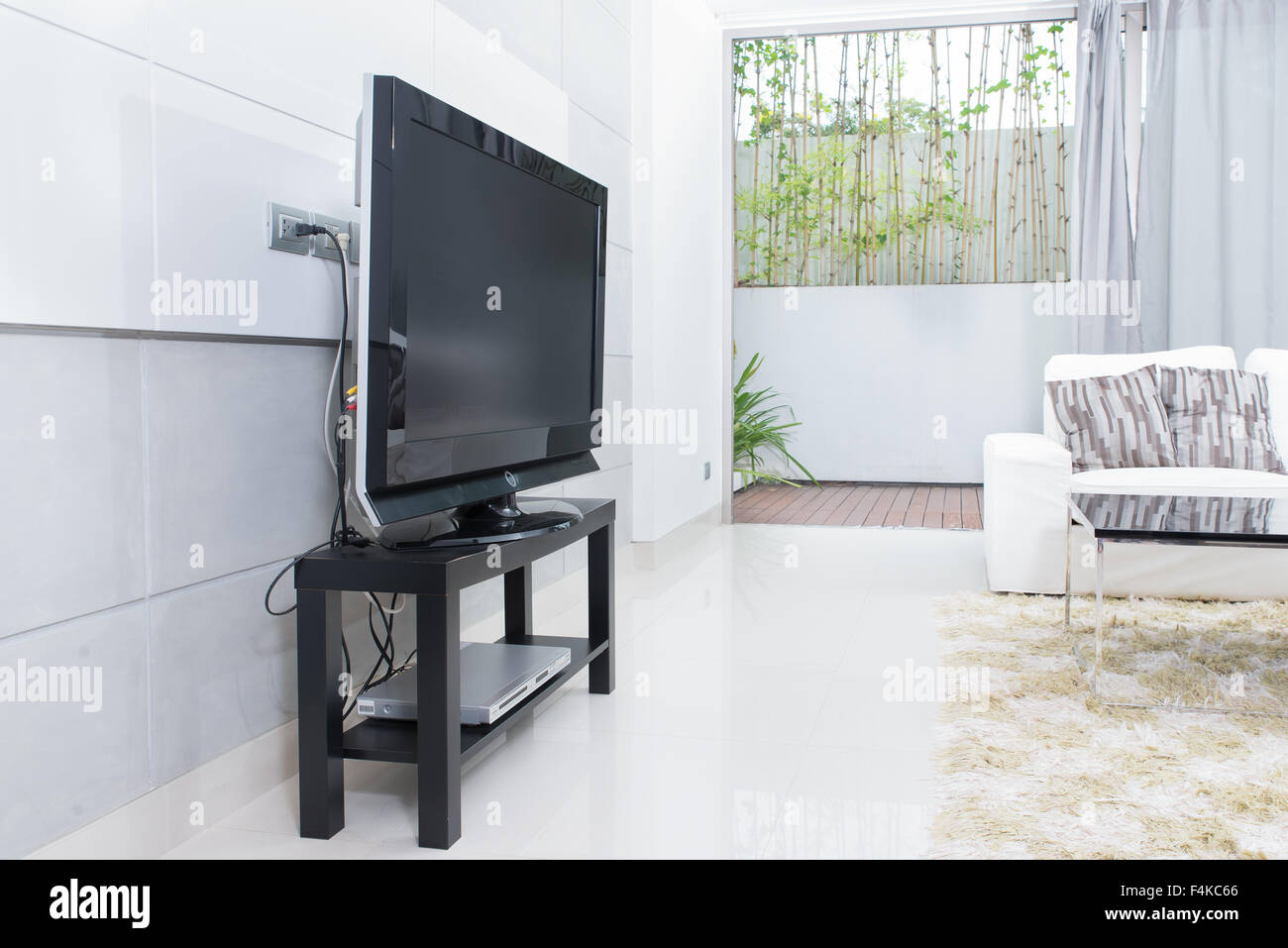 Modernes Wohnzimmer mit TV und sofa Stockfoto