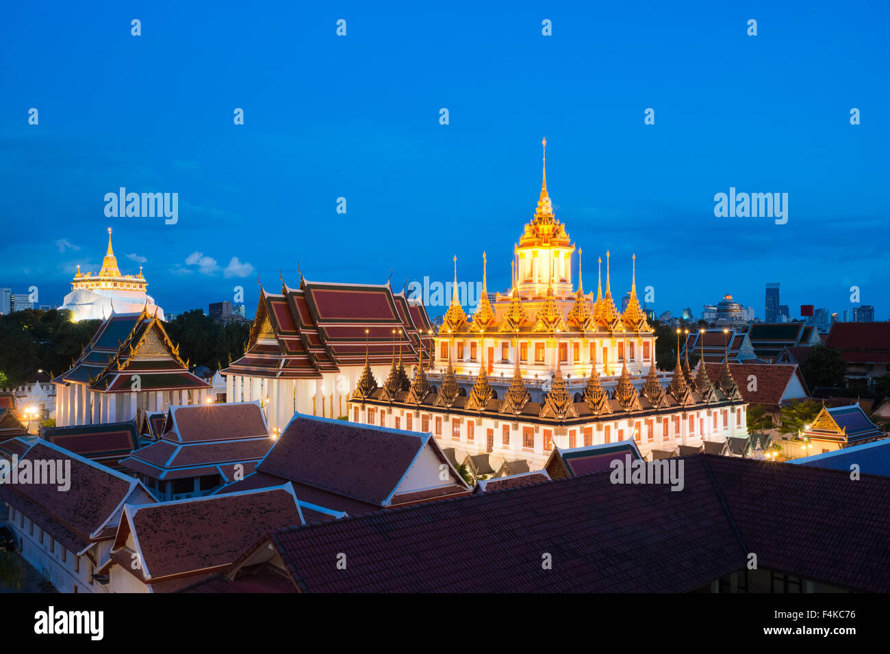 Schönen Tempel (Wat Ratchanatdaram) Zeitpunkt der Dämmerung in Thailand Stockfoto