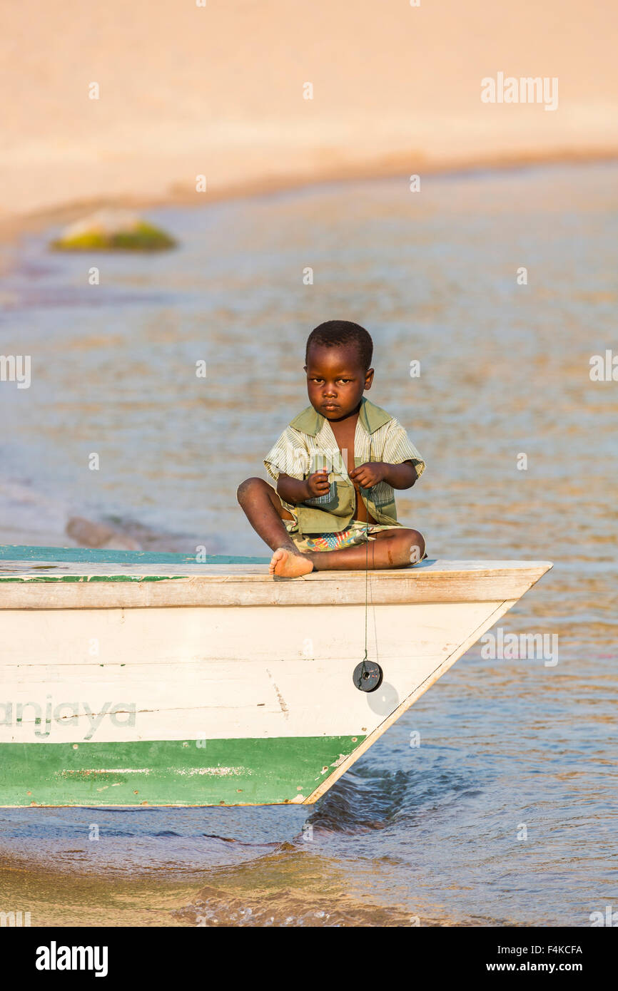 Lokalen afrikanischen jungen spielen beim Angeln von einem Boot aus Angeln, Kaya Mawa, Likoma Island, Lake Malawi, Malawi, Süd-Ost-Afrika Stockfoto