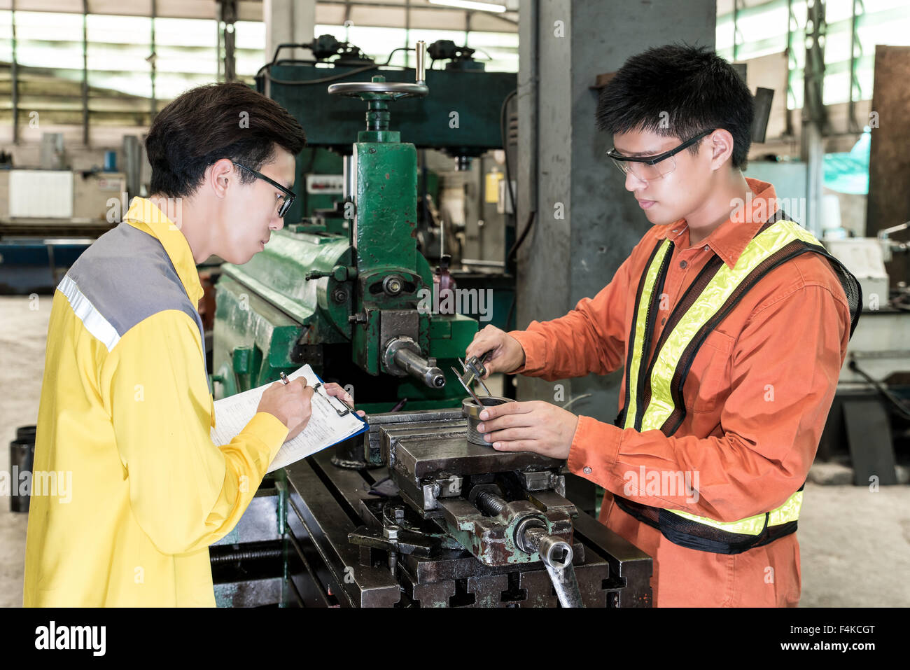Asiatische Maschinenbauingenieur Überprüfung Ausrüstung in Fabrik Stockfoto