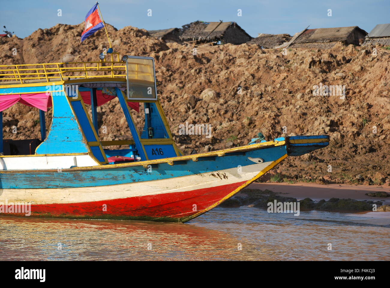 Kleines Fischerboot am Tonle Sap Fluss, Kambodscha Stockfoto