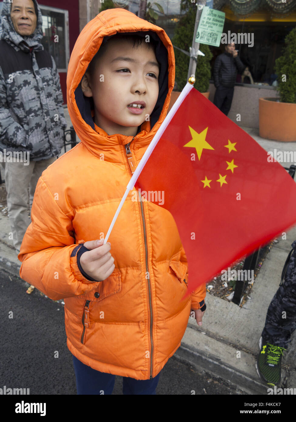 Junge chinesische Flagge China Day Festival und Laternenumzug in Chinatown in Sunset Park in Brooklyn, NY, Oct.18, 20015 hält. Stockfoto