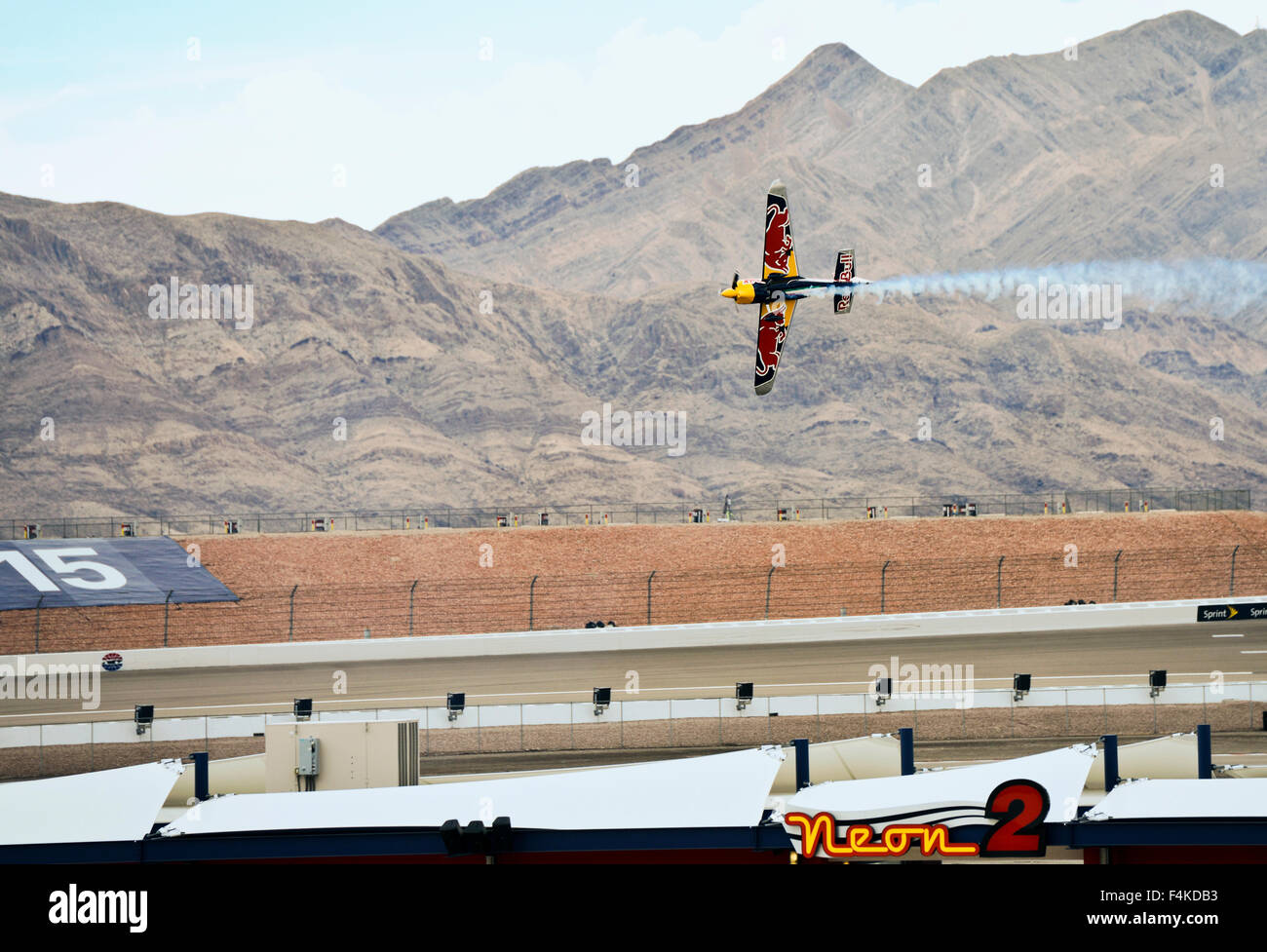 Las Vegas, USA. 18. Oktober 2015. Piloten Manöver durch den Kurs bei Geschwindigkeiten über 220 Meilen pro Stunde auf dem Red Bull Air Race in Las Vegas. Credit: Ken Howard/Alamy Live-Nachrichten Stockfoto