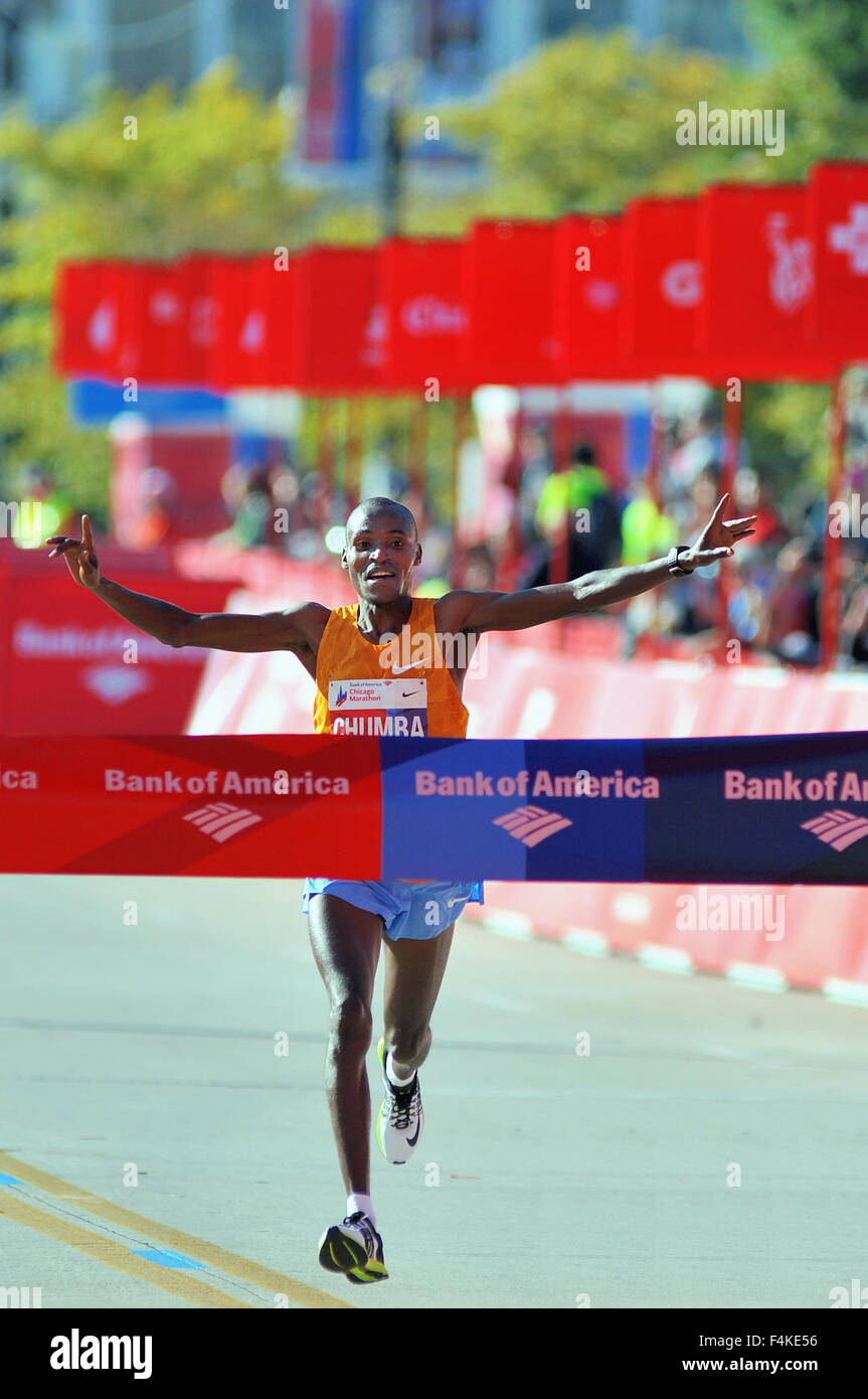 Dickson Chumba von Kenia hebt triumphierend die Arme, während über die Band als Gewinner der Chicago Marathon 2015 zu brechen. Chicago, Illinois, USA. Stockfoto