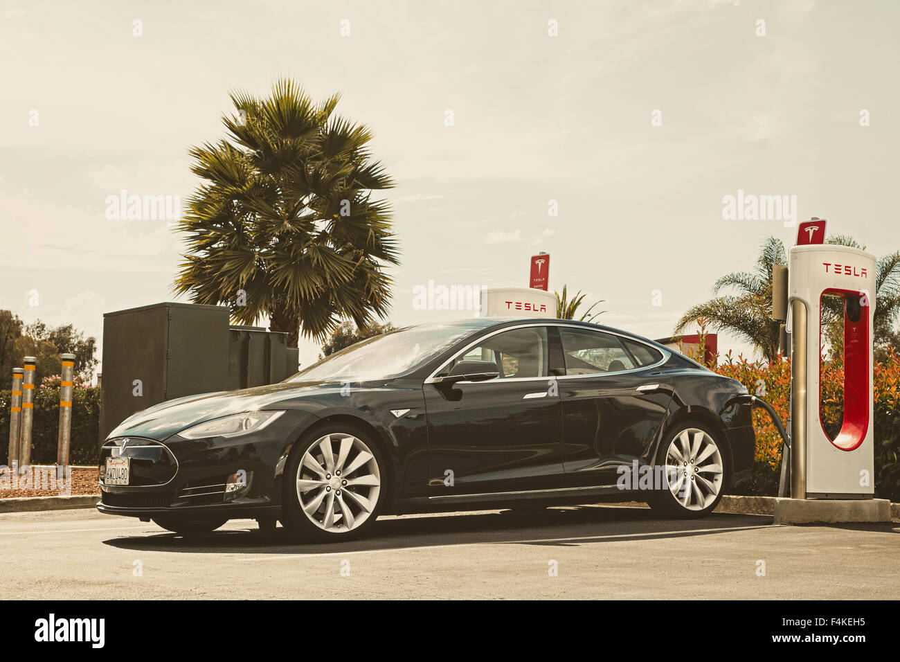 Tesla Elektroauto an eine Ladestation Punkt Gilroy Califpornia USA Stockfoto