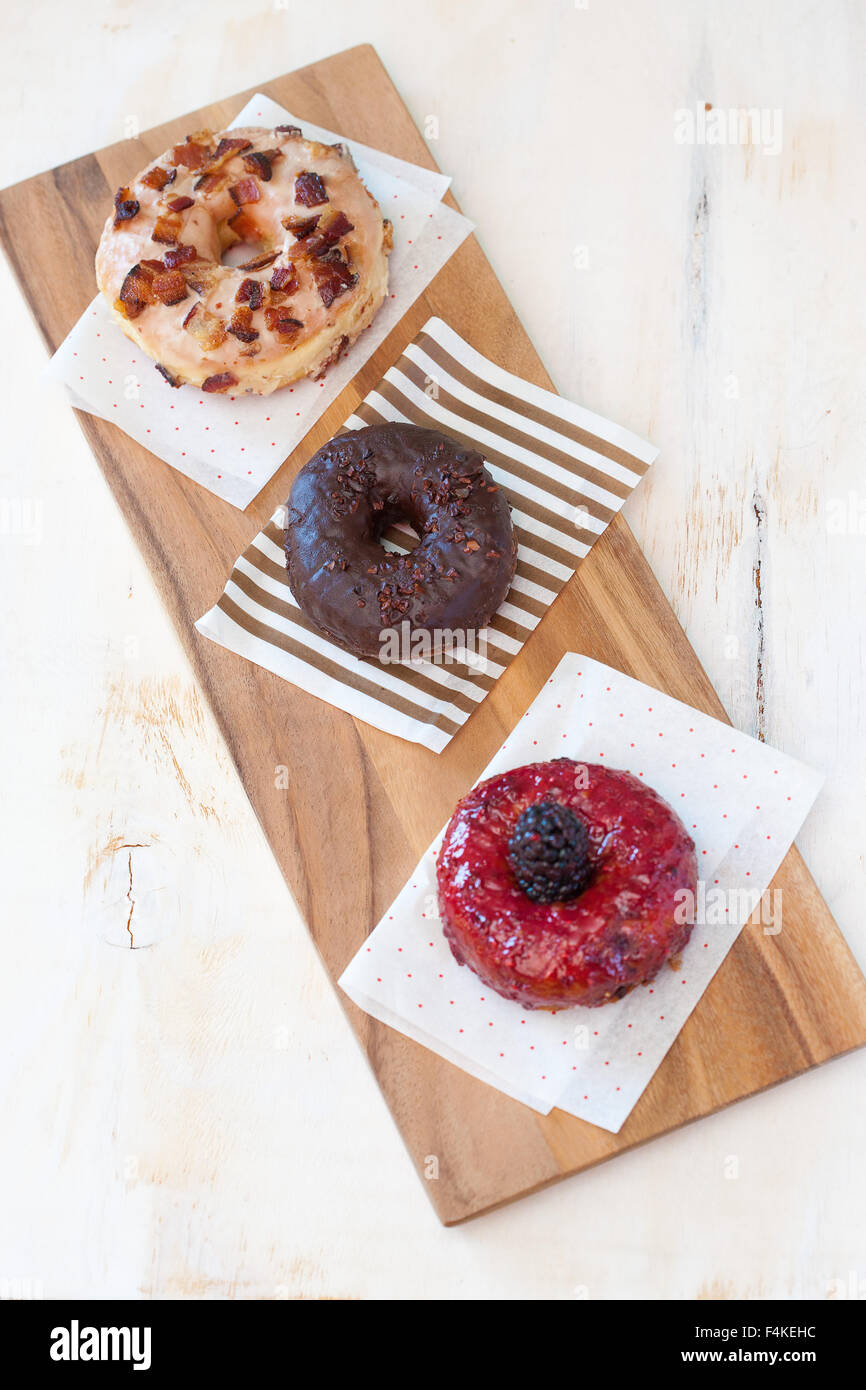 Obenliegende Trio Schuss von Gourmet-donuts Stockfoto