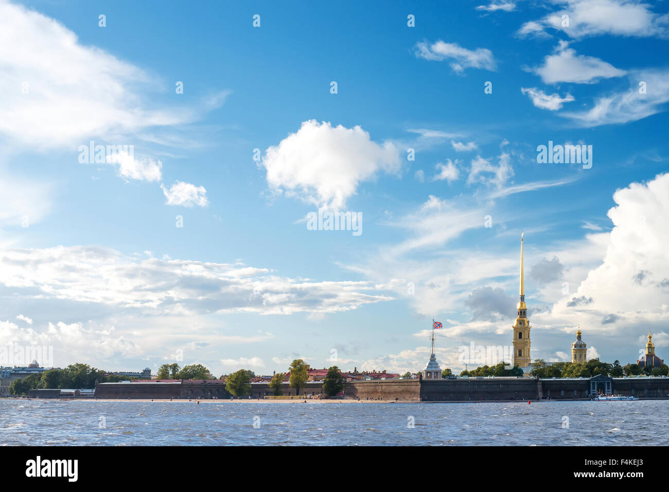 Blick auf die Peter und Paul Festung gegen den bewölkten Himmel, Sankt Petersburg, Russland Stockfoto