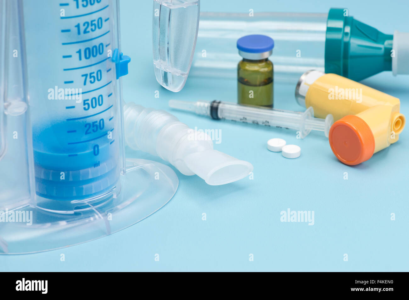 Beatmung-Ausrüstung mit Incentive Spirometer und anderen Hilfsgütern. Stockfoto