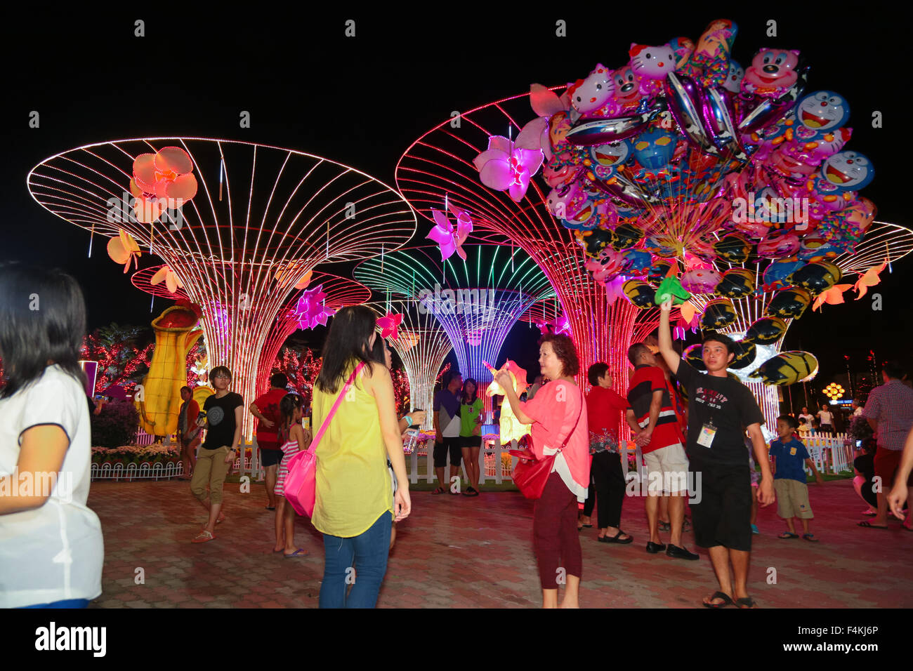 Ballon-Verkäufer in Front LED Metall Baumschmuck FGS Tempel, Jenjarom Malaysia während Chinesisches Neujahr 2014. Stockfoto