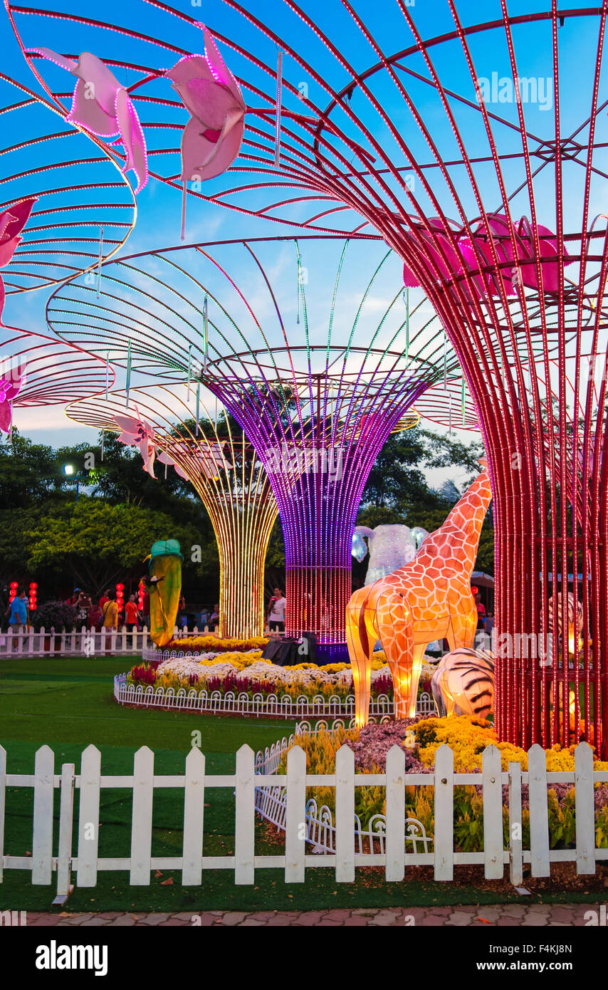 Baum und Laterne Tiere Metallverzierungen führte FGS Tempel, Jenjarom Malaysia während Chinesisches Neujahr 2014. Stockfoto