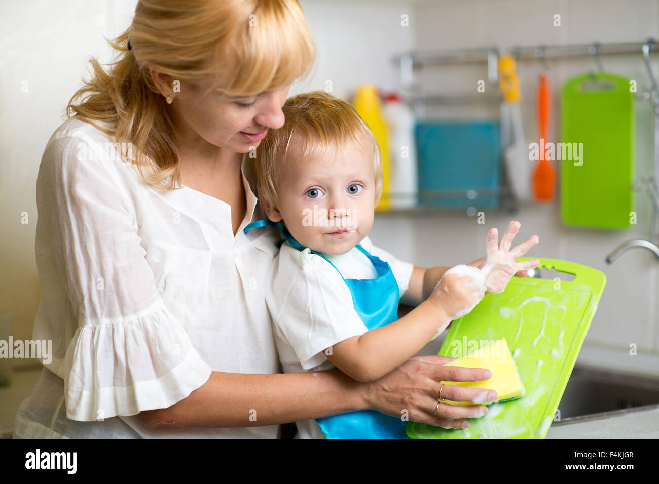 Mutter und Kind Sohn beim Abwasch Stockfoto