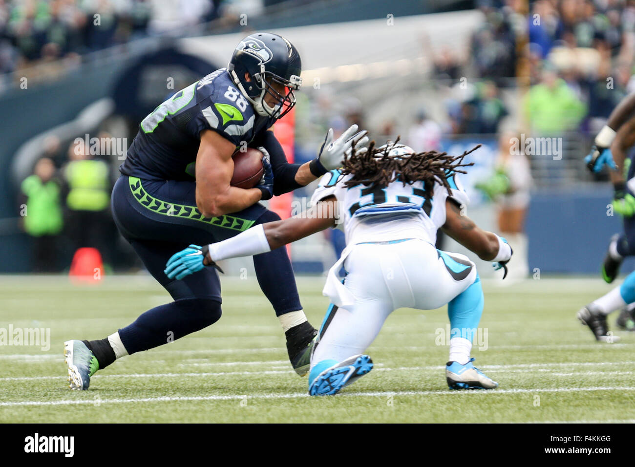 18. Oktober 2015 - machen JIMMY GRAHAM (88) einen Haken für einen Gewinn. Die Seattle Seahawks gespielt die Carolina Panthers bei CenturyLink Field in Seattle, WA am 18. Oktober 2015. © David Blair/ZUMA Draht/Alamy Live-Nachrichten Stockfoto