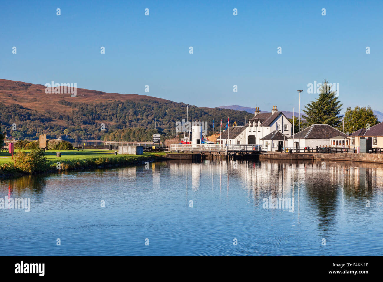 Die Schleusenwärter Haus und der Leuchtturm am Corpach, die letzte Sperre auf dem Caledonian Canal, Highland, Schottland, UK Stockfoto
