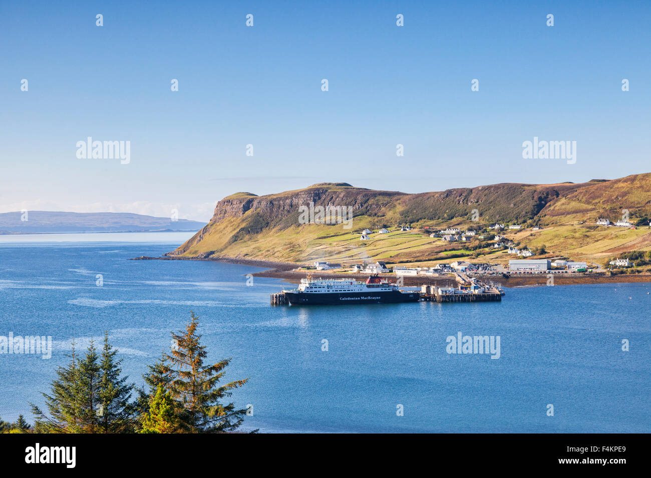 Caledonian MacBrayne ferry Hebriden an den Hafen von Uig, Isle Of Skye, innere Hebriden, Highland, Schottland, UK Stockfoto