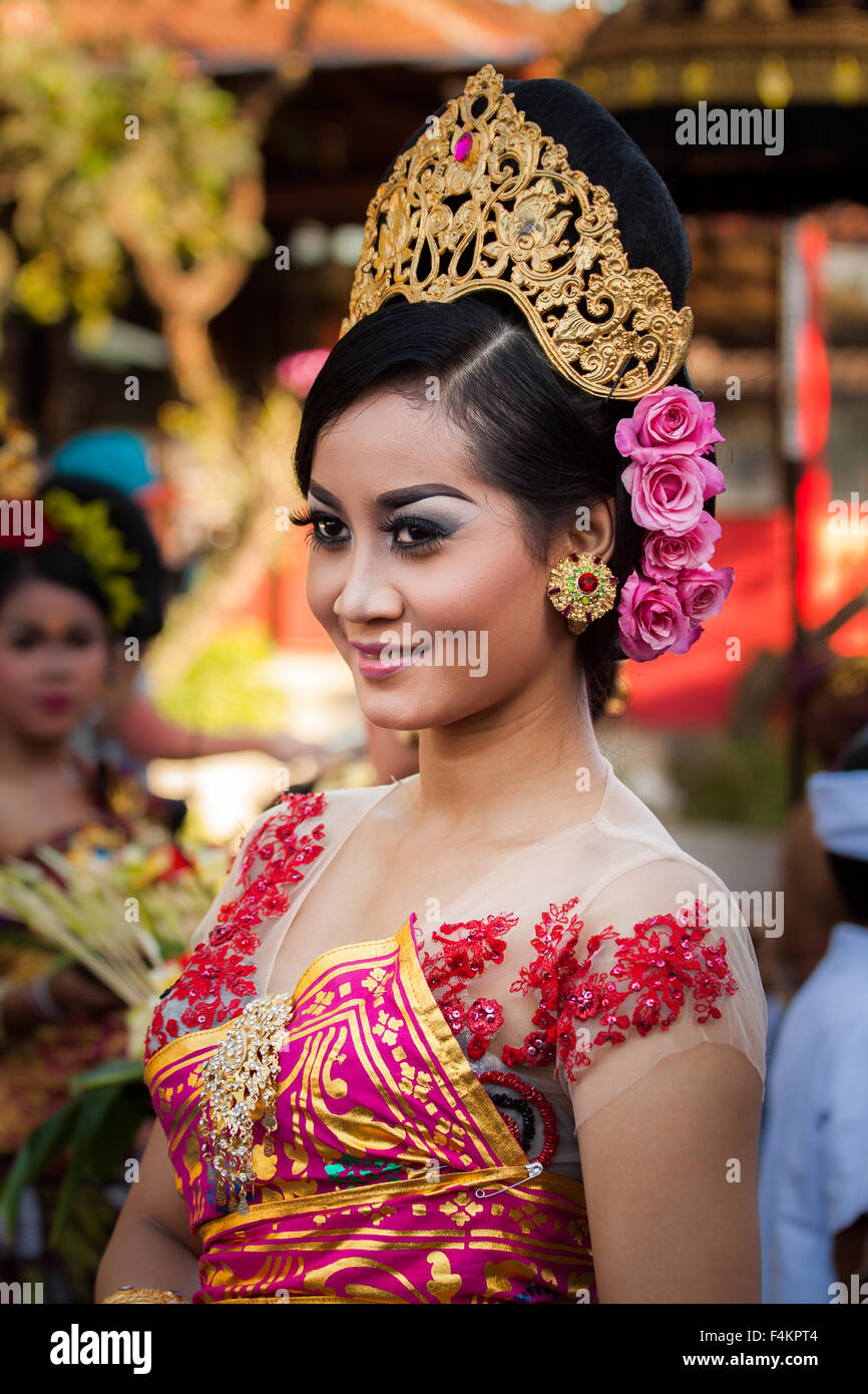 Sch ne junge balinesische Frau  in traditioneller Kleidung 