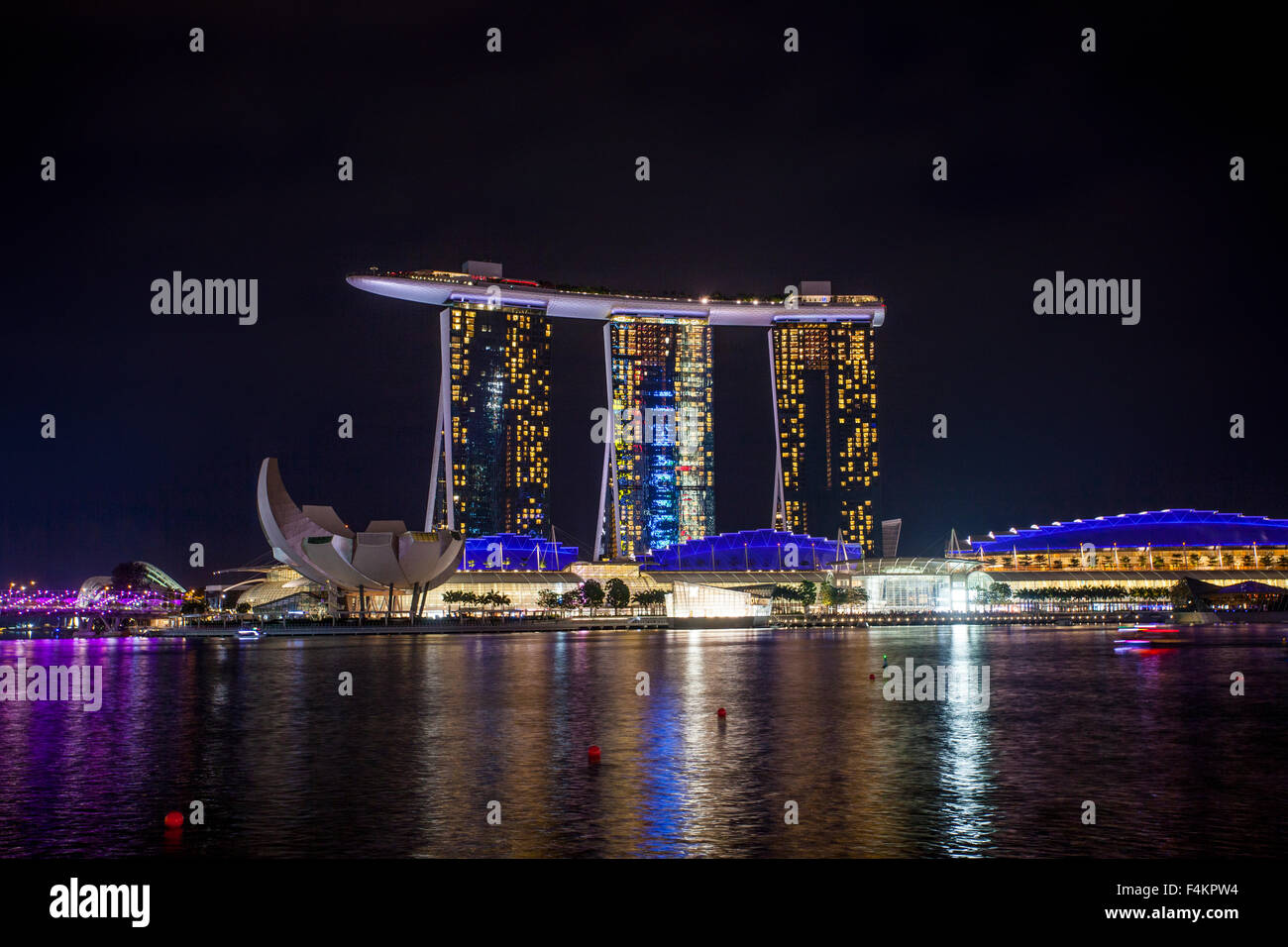 Nachtansicht des Marina Bay und Marina Bay Sands Singapur Stockfoto