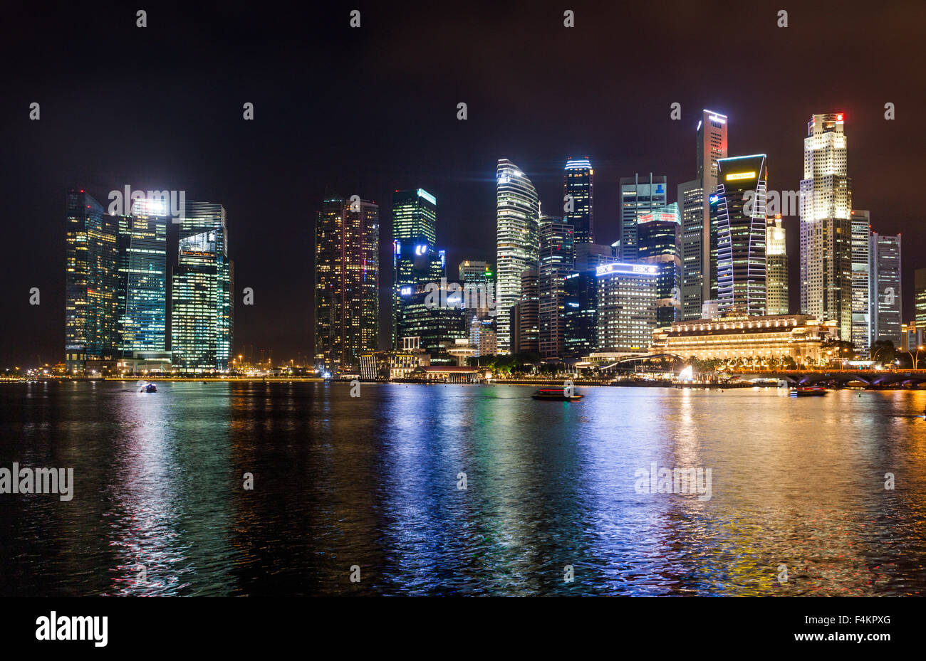 Nachtansicht des Marina Bay, Singapur und die Skyline von Singapur Stockfoto