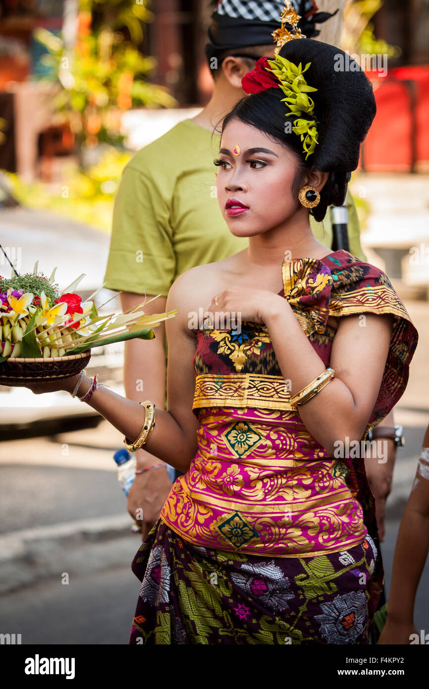 Schöne junge balinesische Frau in traditioneller Kleidung Stockfoto